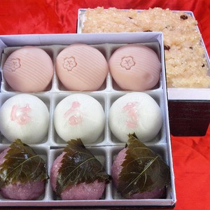お赤飯とお菓子の二段セット